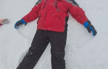 Na saniach a čokoláda so šľahačkou